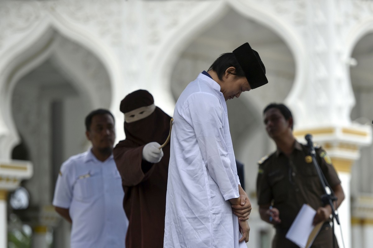 Шесть неженатых пар прилюдно отлупили палками в Индонезии МиР