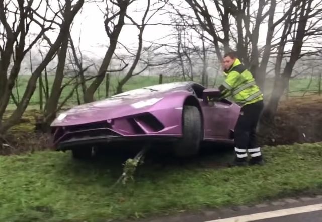 В Лондоне нашли оставленную в кювете Lamborghini Всячина
