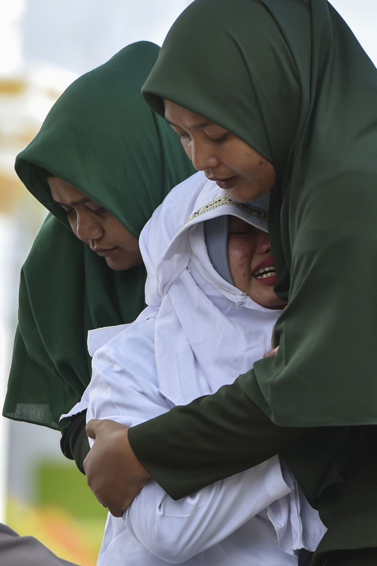 Шесть неженатых пар прилюдно отлупили палками в Индонезии МиР