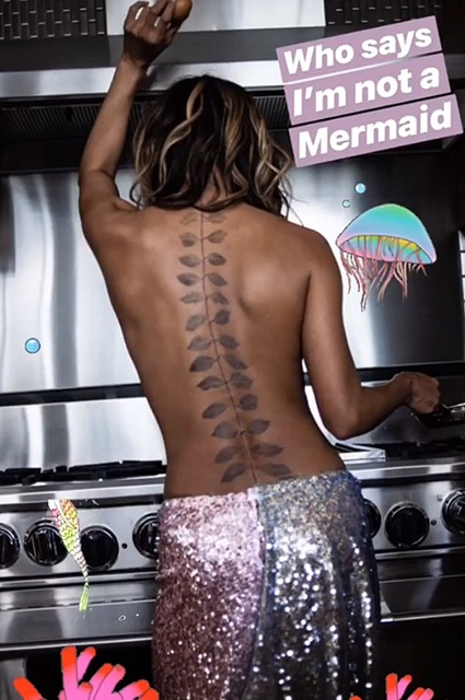 Холли Берри сделала татуировку на всю спину Новости красоты
