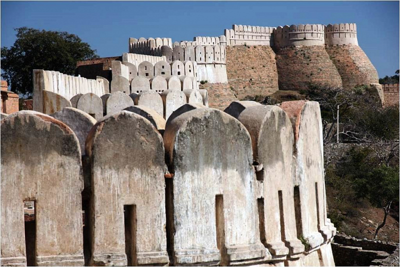 Великая индийская стена форта Кумбхалгарх в штате Раджастхан авиатур
