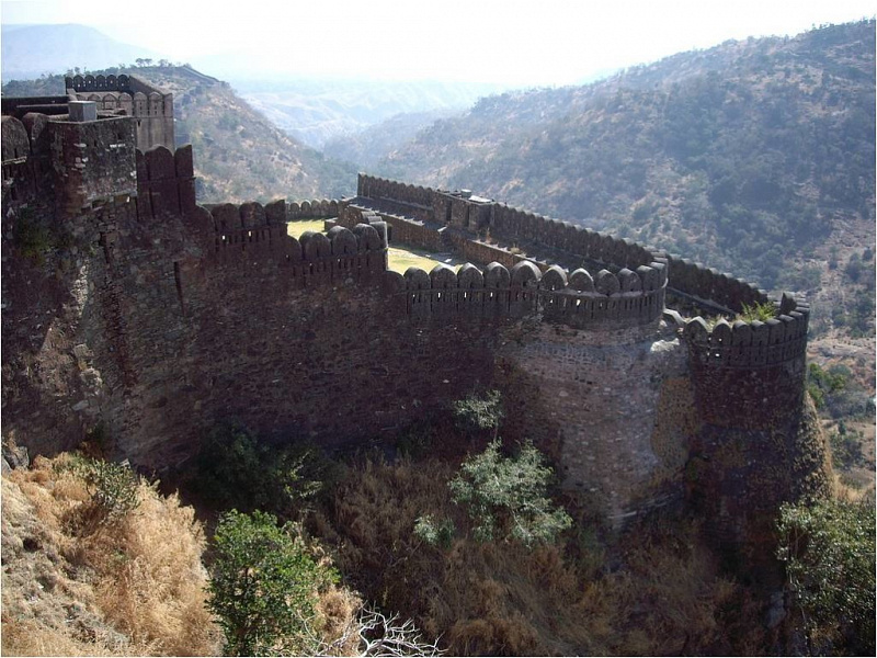 Великая индийская стена форта Кумбхалгарх в штате Раджастхан авиатур