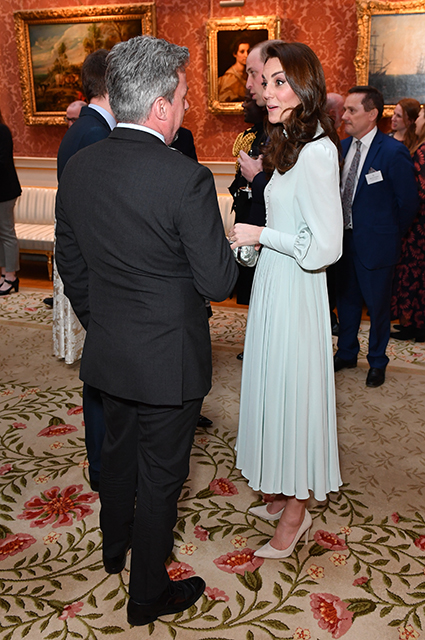 Кейт Миддлтон, принц Уильям, Меган Маркл и принц Гарри на приеме в Букингемском дворце Монархии