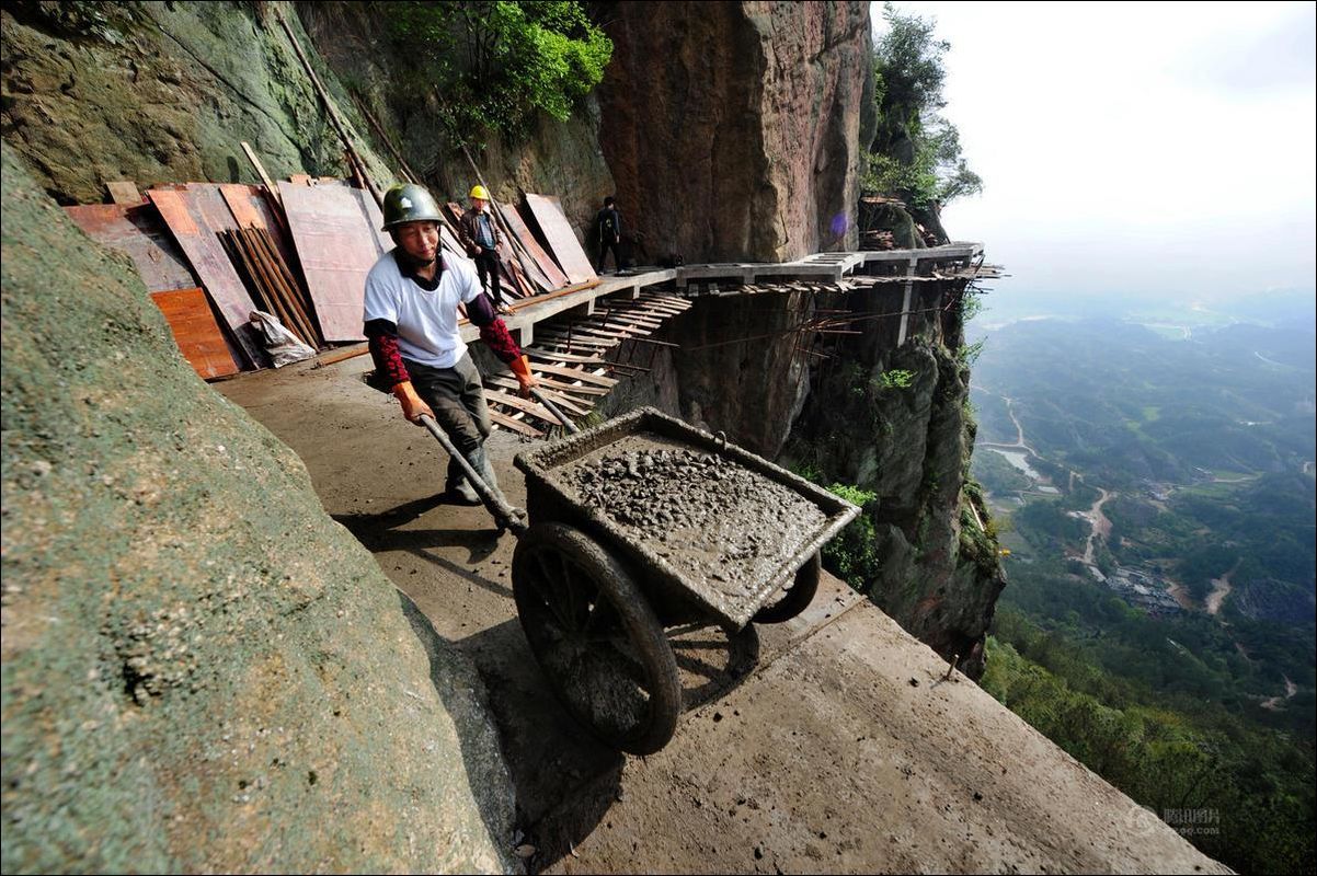 Как строятся экскурсионные дороги в горном Китае 