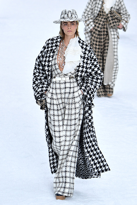 Пенелопа Крус на подиуме, Кристен Стюарт - в зале: как прошел показ последней коллекции Лагерфельда для Chanel Мода / Новости моды