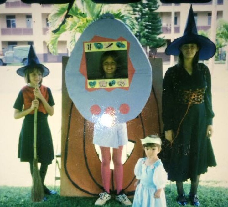 Пользователи сети показали сумасшедшие костюмы, в которые их наряжали в детстве воспитание