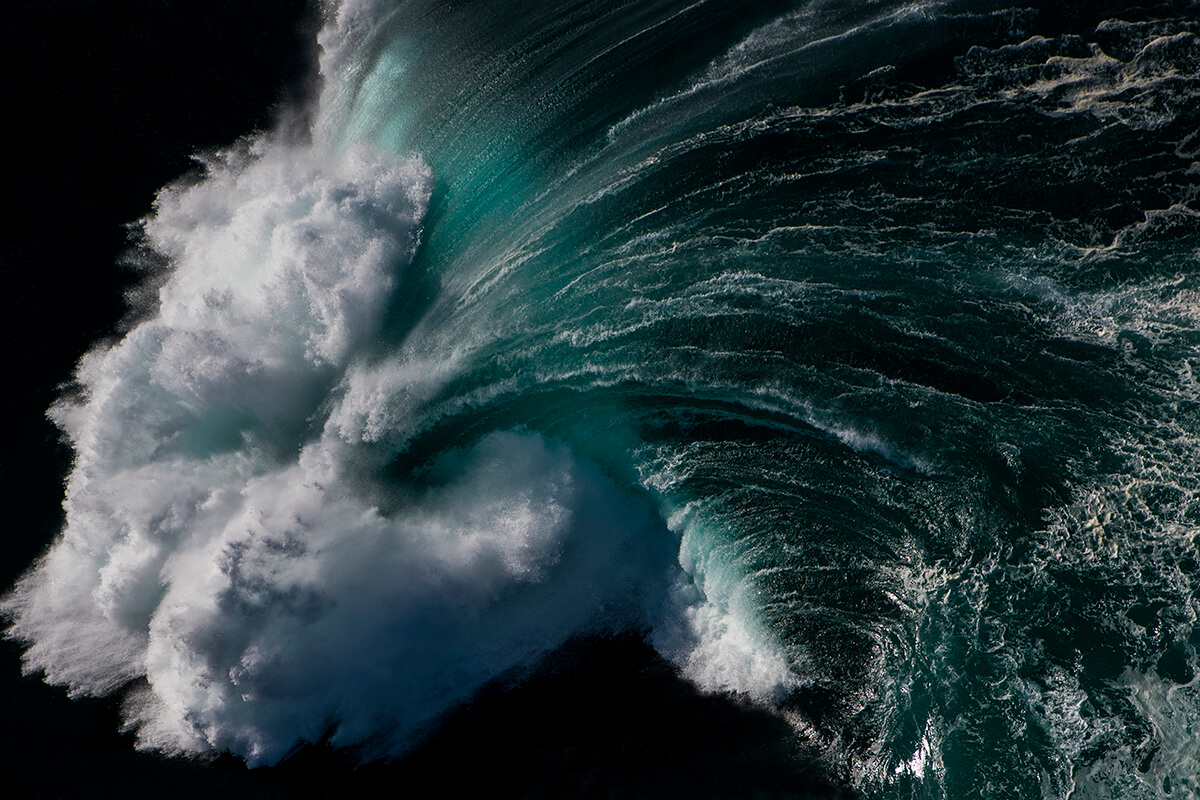 Австралийский фотограф десятки лет снимал волны. Вот его самые сильные фото Фотография