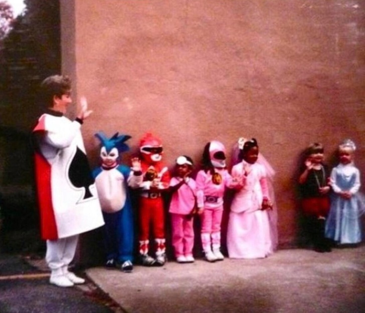Пользователи сети показали сумасшедшие костюмы, в которые их наряжали в детстве воспитание