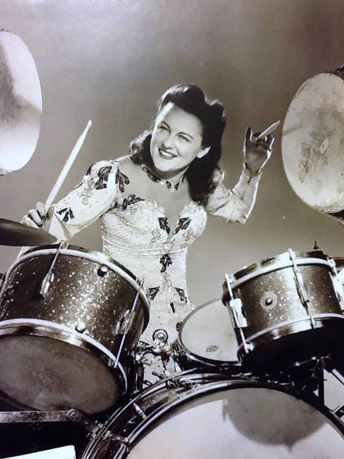 Она начала играть на барабанах в 1920-м и делает это до сих пор в свои 106 лет барабаны
