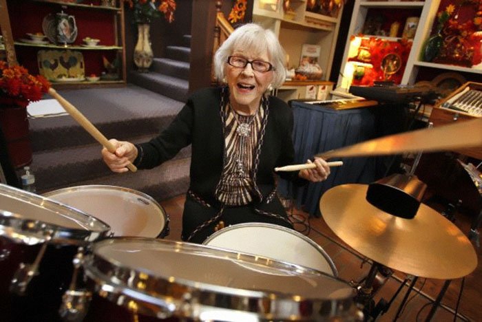 Она начала играть на барабанах в 1920-м и делает это до сих пор в свои 106 лет барабаны