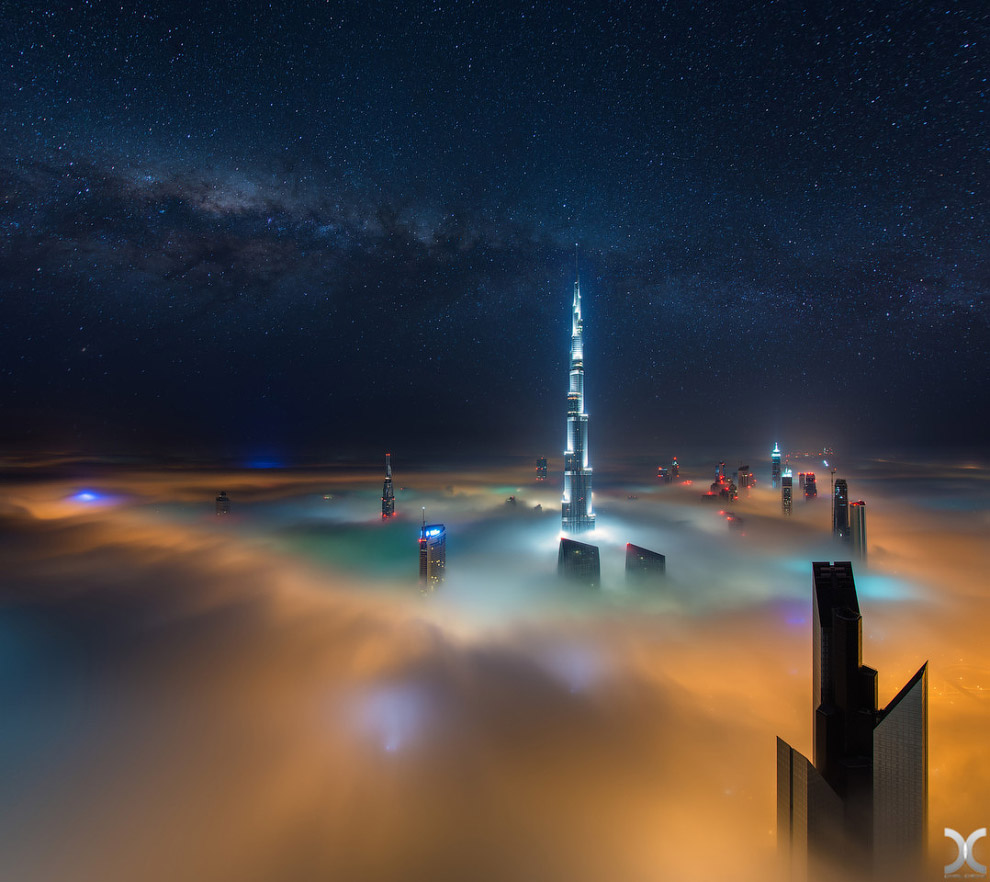 Самый высокий небоскреб в мире, плывущий в облаках архитектура