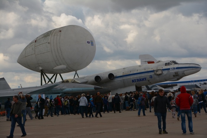 Как в СССР из бомбардировщика сделали транспортный самолет и для чего у него на «спине» закрепили огромный бак 