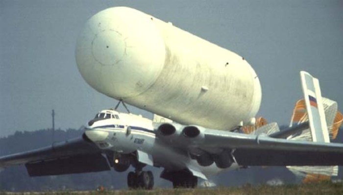 Как в СССР из бомбардировщика сделали транспортный самолет и для чего у него на «спине» закрепили огромный бак 