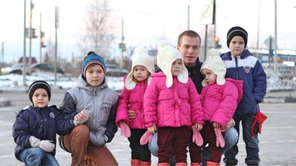 После смерти жены мужчина в одиночку растил 6 детей. Только взгляните, как его отблагодарила судьба!