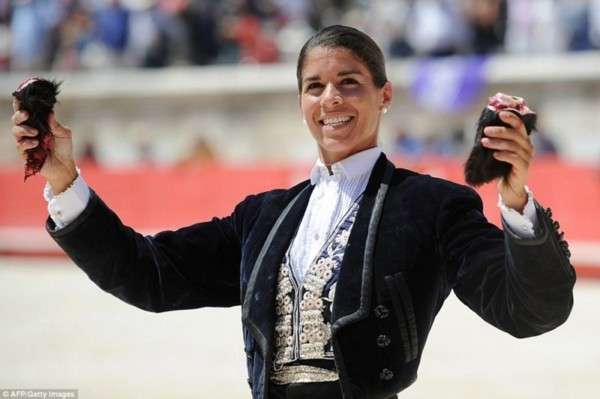 zhenshcina-matador-god-nazad-ubivshaya-byka-i-otrezavshaya-emu-ushi-poplatilas-segodnya