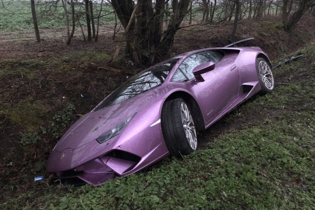 В Лондоне нашли оставленную в кювете Lamborghini Всячина