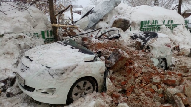 Из-за наледи на крыше пострадал автомобиль судьи. МиР