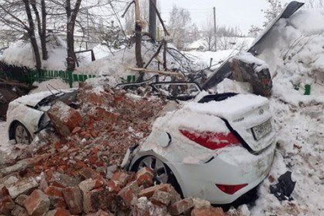 Из-за наледи на крыше пострадал автомобиль судьи. МиР