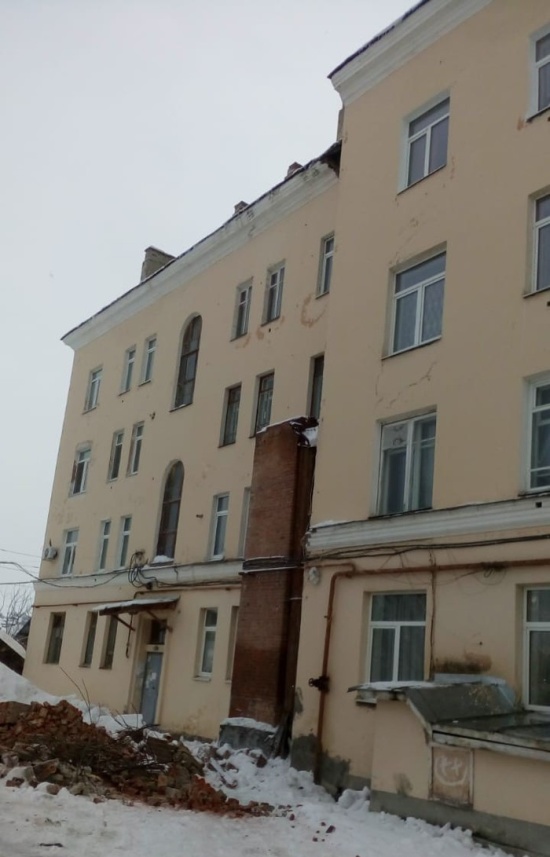 Из-за наледи на крыше пострадал автомобиль судьи. МиР