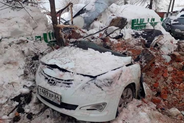 Из-за наледи на крыше пострадал автомобиль судьи. МиР