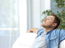 Їдемо з роботи маршруткою з колегою. Він просить вийти разом з ним на зупинці біля ринку та допомогти вибрати литі диски на його машину