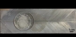 моторошно! Рифлена поверхня дозволяє плавати на льоду – зовнішній тиск не потрібен