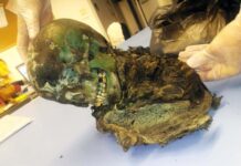Тіло хлопчика муміфікували та накрили мідною труною.