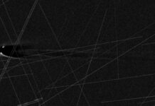 Космічні сліди псують дивовижні фотографії комети Леммона