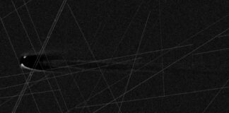 Космічні сліди псують дивовижні фотографії комети Леммона