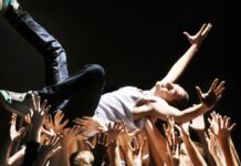 Слава скорочує життя: дослідження показує, що співаки вмирають молодшими