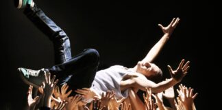 Слава скорочує життя: дослідження показує, що співаки вмирають молодшими