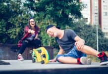 Neočekávané potěšení ze schadenfreude: Proč si tajně užíváme neštěstí jiných lidí