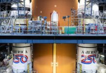 Ракети Artemis 2, прикрашені емблемою America 250 перед історичною місячною місією