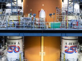Ракети Artemis 2, прикрашені емблемою America 250 перед історичною місячною місією