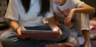 Une loi britannique menace la vie privée des adultes dans le but de restreindre l’accès en ligne des enfants