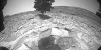 Марсохід Curiosity нарешті скинув застряглий камінь після тижневої боротьби
