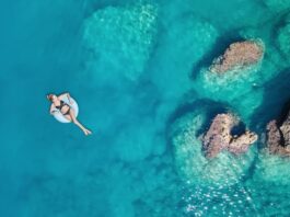 Por que o oceano é azul: Física, não apenas um reflexo